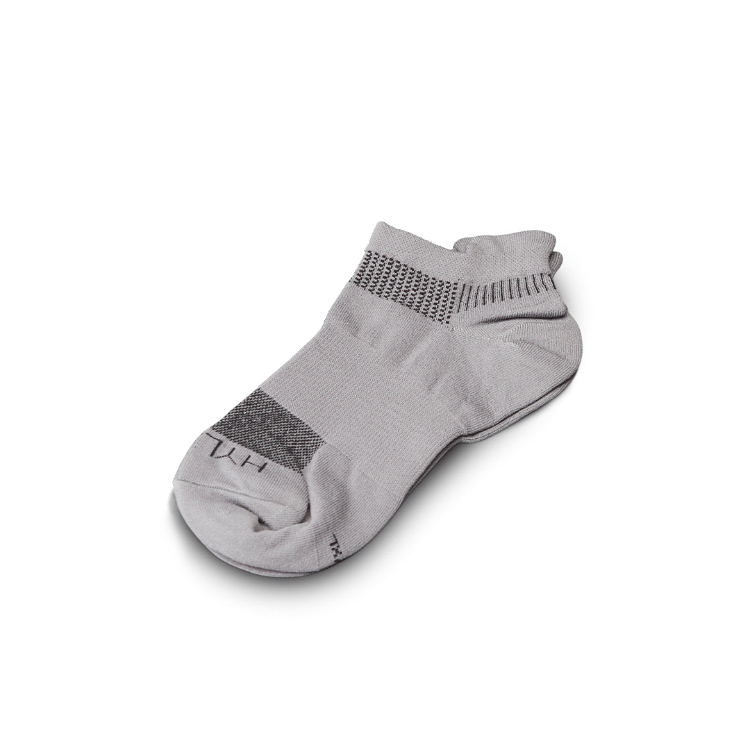 Lightweight run socks in cool gray offering breathability and support for running performance.